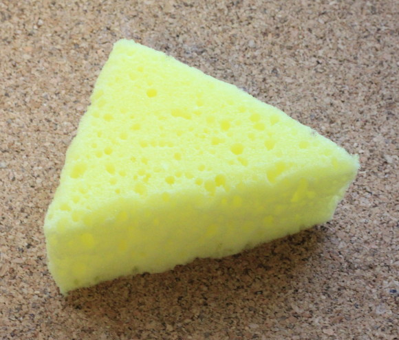 チーズの形のスポンジ